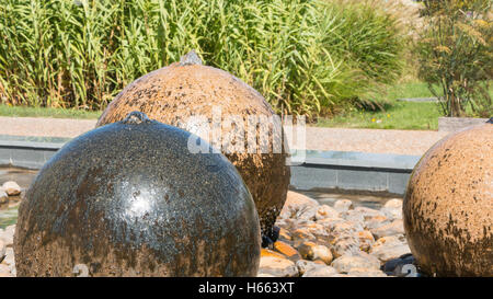Schwimmen Stein Kugel Brunnen in Saint Jean de Monts, Frankreich Stockfoto