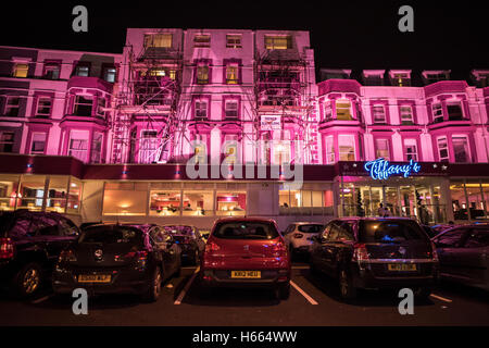 Hell erleuchtet, Magenta rosa Hotel in Blackpool, England im Herbst während der berühmten schwarzen Illuminationen beleuchtet sind Stockfoto