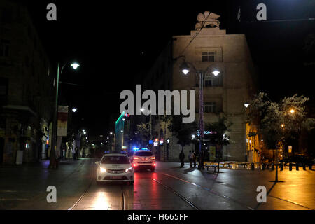 Polizeifahrzeuge patrouillieren Nachts entlang der Jaffa Straße die längste und älteste große Straße in der Innenstadt von West Jerusalem Israel Stockfoto