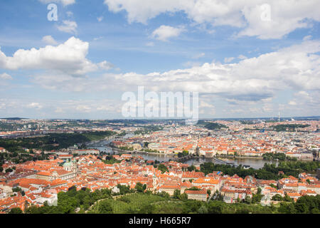 Wunderschöne Aussicht auf die Stadt Prag von Petrin Aussichtsturm In Tschechien Stockfoto