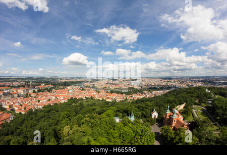 Wunderschöne Aussicht auf die Stadt Prag von Petrin Aussichtsturm In Tschechien Stockfoto