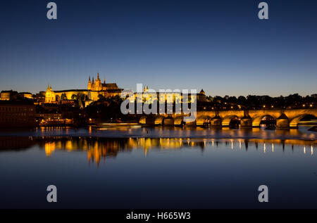 Blick auf Burg Hradschin, St.-Veits-Dom und Karlsbrücke In Prag bei Nacht Stockfoto