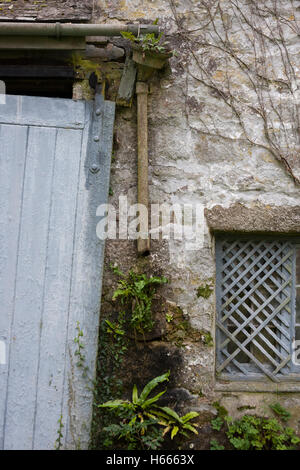 Altes haus Gusseisen gebrochen Drainagerohr Stockfoto