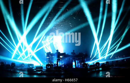 BARCELONA - 20 JUN: The Chemical Brothers (elektronische Tanz-Musik-Band) in Konzert im Sonar Festival. Stockfoto