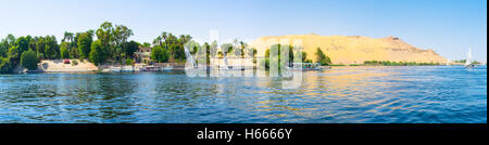 Panorama von der Kitchener-Insel mit der Wüste Westufer auf dem Hintergrund, Aswan, Ägypten. Stockfoto