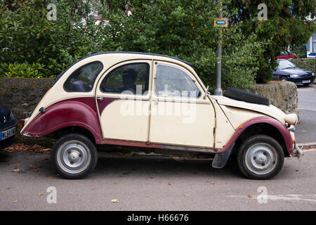 Citroen 2CV Dyane Auto in Straße Pflaume und Creme Farbe Stockfoto