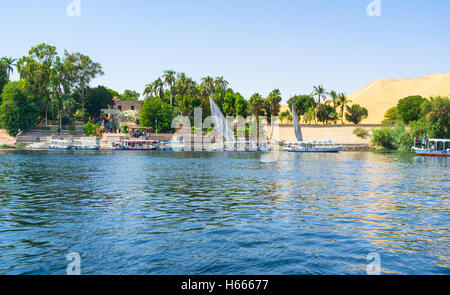 Die Motorboote und Feluken vertäut neben dem Eingang zum Botanischen Garten auf der Kitchener Island, Assuan, Ägypten. Stockfoto