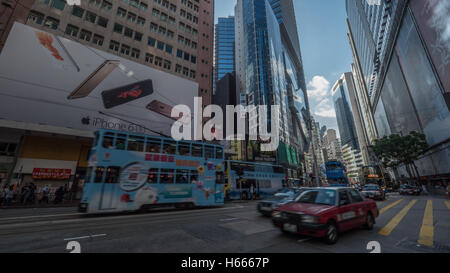 Zeitraffer der Straße im Beton-Dschungel von Hong Kong Stockfoto