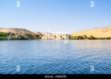 Das Westufer des Nil in Assuan verbirgt viele interessante Sehenswürdigkeiten, wie z. B. Mausoleum des Aga Khan und St. Simeon Kloster, Ägypten. Stockfoto