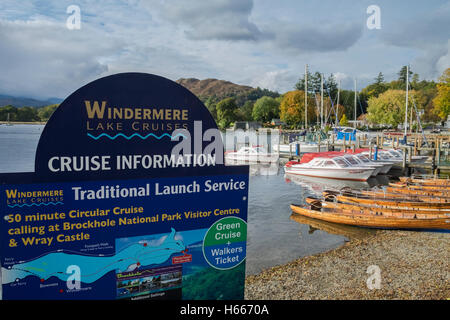 Kreuzfahrten auf dem See Windermere und Selbstfahrer Motor- und Ruderboote für Touristen, Lake District, Cumbria, UK Stockfoto