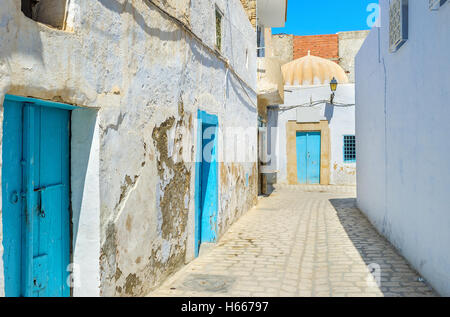 Viele Häuser im alten Kairouan haben blaue Türen, nach der lokalen Tradition, Tunesien. Stockfoto