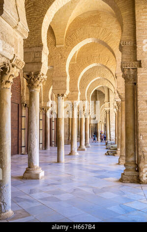 Seine leicht verirren im Labyrinth der Spalten in abgedeckten Innenhof der großen Moschee Stockfoto