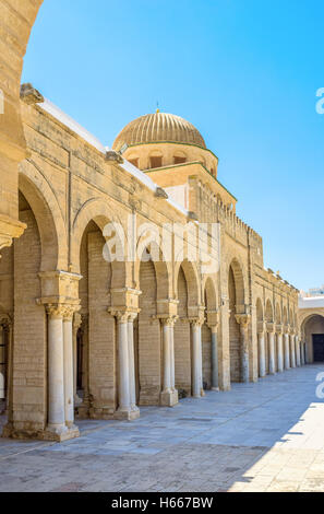 Die Ribber Ziegel Kuppel über dem Eingang zur großen Moschee von Kairouan, Tunesien. Stockfoto