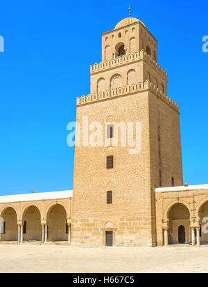 Die hohe Ziegel Minarett der großen Moschee, Kairouan, Tunesien. Stockfoto