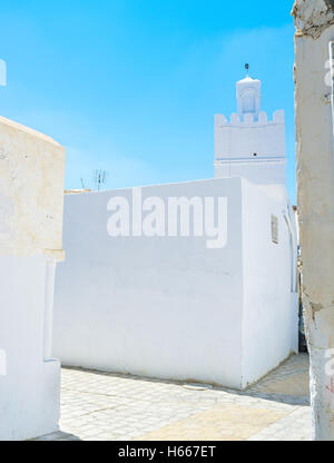 Die engen Gassen der Medina bestehen aus weißen Häusern und Moscheen, nach der arabischen Tradition, Kairouan, Tunesien. Stockfoto