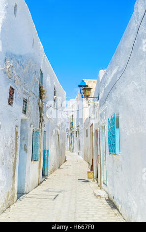 Medina von Kairouan ist das Labyrinth von vielen engen Gassen mit kleinen weißen Häusern, Tunesien. Stockfoto