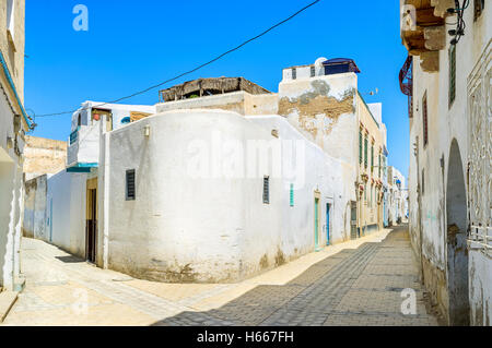 Medina, bestehend aus den chaotischen Straßen und Gassen, alten Häusern und zahlreiche Moscheen, Kairouan, Tunesien. Stockfoto