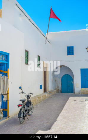 Das kleine Fahrrad oder Roller ist der beste Transport in den mittelalterlichen Gassen der Medina, Kairouan, Tunesien zu fahren. Stockfoto