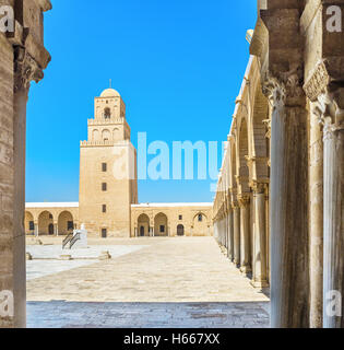 KAIROUAN, Tunesien - 30. August 2015: Der Blick auf das Minarett der großen Moschee von seinen Hof, am 30. August in Kairouan. Stockfoto