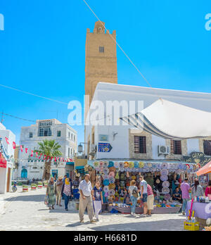 Der arabische Markt in Medina mit Minarett der Jama' Al Hilali auf dem Hintergrund Stockfoto