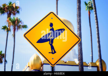 Surfer Kreuzung Straßenschild. Encinitas, Kalifornien, USA. Stockfoto