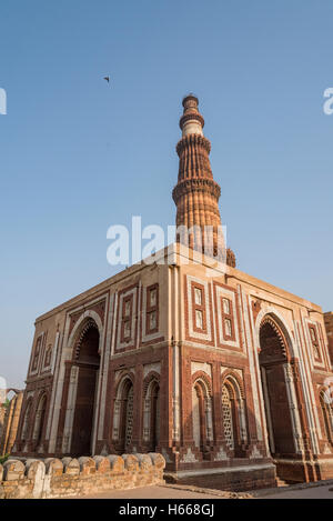 Blick auf die höchste gemauerte Minarett in der Welt, Qutub Minar in Neu-Delhi, Indien. In Mehrauli liegt es 72 Metern Höhe Stockfoto