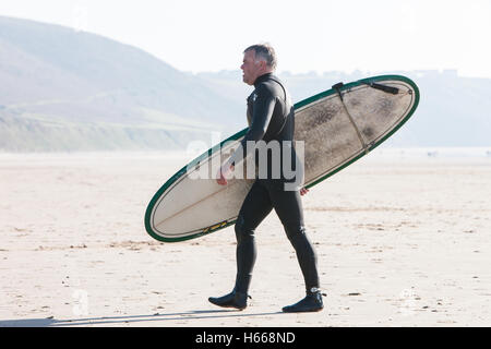 Llangennth Strand, Rhossili Bucht, Gower, Wales, UK. Oktober 2016. Sonniger Tag an einem Wochenende bringt Surfer an Llangennith Strand. Stockfoto