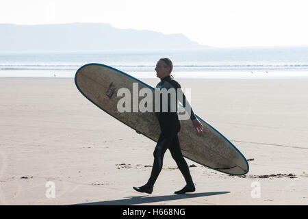 Llangennth Strand, Rhossili Bucht, Gower, Wales, UK. Oktober 2016. Sonniger Tag an einem Wochenende bringt Surfer an Llangennith Strand. Stockfoto