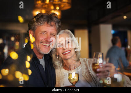 Porträt Lächeln älteres Paar, toasten Weißwein Gläser Bar Stockfoto