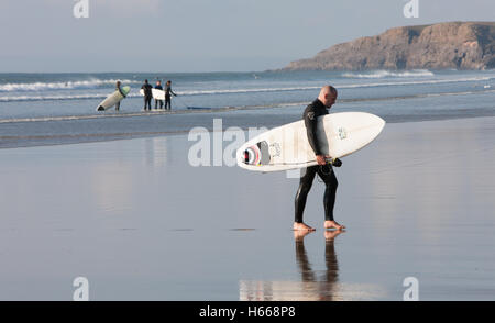 Llangennth Strand, Rhossili Bucht, Gower, Wales, UK. Oktober 2016. Sonniger Tag an einem Wochenende bringt Surfer an Llangennith Strand. Stockfoto