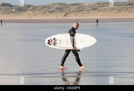 Llangennth Strand, Rhossili Bucht, Gower, Wales, UK. Oktober 2016. Sonniger Tag an einem Wochenende bringt Surfer an Llangennith Strand. Stockfoto