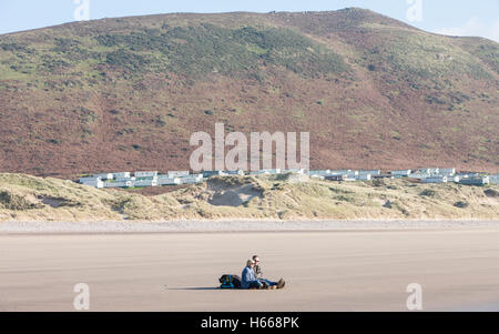 Llangennth Strand, Rhossili Bucht, Gower, Wales, UK. Oktober 2016. Sonniger Tag an einem Wochenende bringt Surfer an Llangennith Strand. Stockfoto