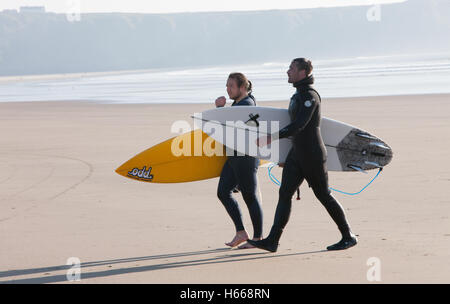 Llangennth Strand, Rhossili Bucht, Gower, Wales, UK. Sonnigen Tag Surfer am Llangennith Strand, Rhossili Bucht, Gower, Wales. Stockfoto