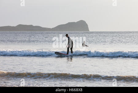 Llangennth Strand, Rhossili Bucht, Gower, Wales, UK. Sonnigen Tag Surfer am Llangennith Strand, Rhossili Bucht, Gower, Wales. Stockfoto