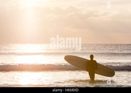 Sonnenuntergang, Surfer, Silhouette, at, Llangennth Strand, Rhossili Bay, Gower, Wales, UK. Sonnigen Tag Surfer an llangennith Strand, Rhossili Bay, Gower, Wales. Stockfoto