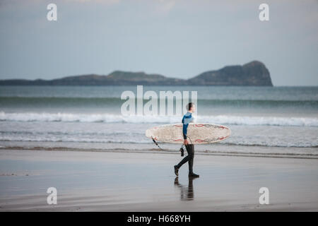 Llangennth Strand, Rhossili Bucht, Gower, Wales, UK. Sonnigen Tag Surfer am Llangennith Strand, Rhossili Bucht, Gower, Wales. Stockfoto