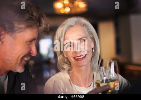 Porträt lächelnd älteres paar trinken Weißwein in bar Stockfoto