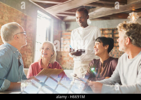 Paare von Kellner am Tisch im Restaurant bestellen Stockfoto