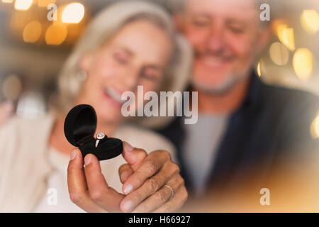 Ältere Frau Mann Ring Geschenk erhalten Stockfoto