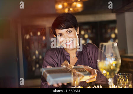 Porträt lächelnde Frau, Geschenk in der Bar Stockfoto