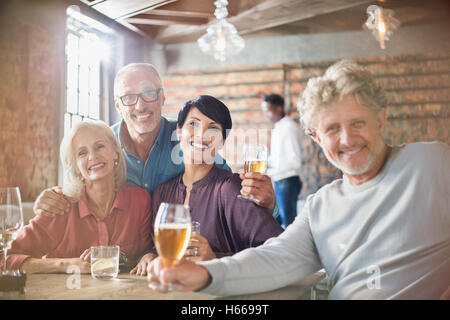 Porträt, Lächeln Paare trinken Bier am Tisch im restaurant Stockfoto