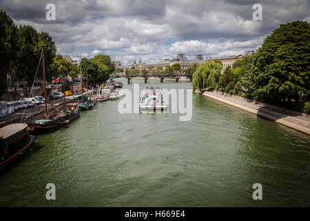 Touristische Schiffe auf Abend-Fluss in Paris, Frankreich Stockfoto