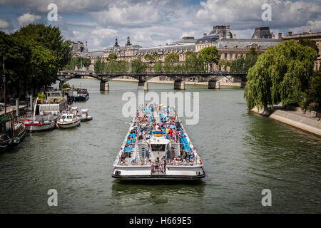 Touristische Schiffe auf Abend-Fluss in Paris, Frankreich Stockfoto