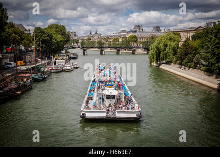 Touristische Schiffe auf Abend-Fluss in Paris, Frankreich Stockfoto