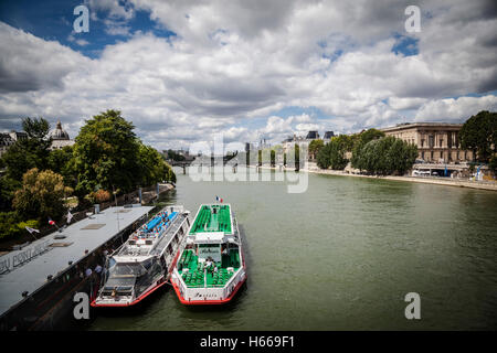 Touristische Schiffe auf Abend-Fluss in Paris, Frankreich Stockfoto