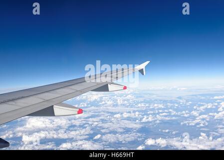 Blick von hoch fliegenden Jet Passagierflugzeug Stockfoto