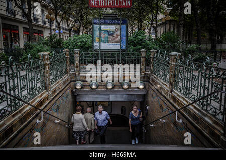 Einen Eingang auf Metrostation Saint Germain Stockfoto