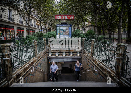 Einen Eingang auf Metrostation Saint Germain Stockfoto