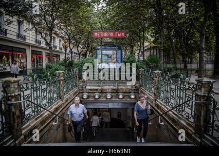 Einen Eingang auf Metrostation Saint Germain Stockfoto