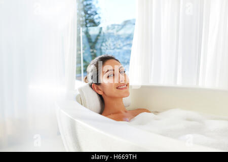 Lächelnde Frau Porträt Entspannung genießen Schaumbad Stockfoto